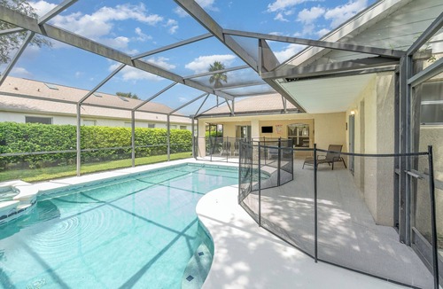 Orange Tree House | Close to Shops, Theme Parks & Restaurants with Pool, Spa & Games Room (16026)
