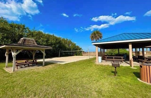 Indian Harbour Beach Apartment | Close to the beach! Pool, gym, BBQ, *no pet fee*, LCO @ 6 pm!