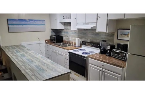 South Pensacola House | Close to Wahoos, Palafox Restaurants & Events. Visit Beaches & Blue Angels!