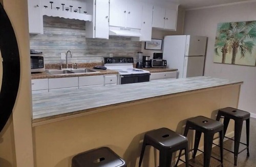 South Pensacola House | Close to Wahoos, Palafox Restaurants & Events. Visit Beaches & Blue Angels!