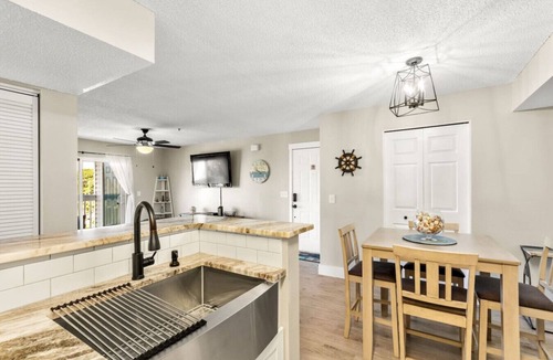 Indian Bayou Condo | Coastal Beach Retreat | Pool, Gym & Balcony Views