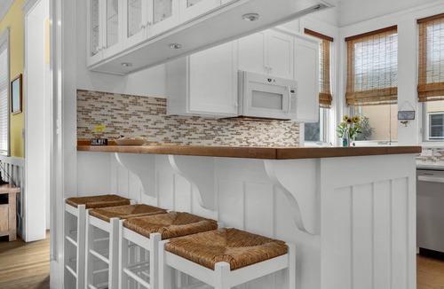 Sunnyside House | Coastal Bliss at Mellow Yellow - Steps from the Beach, Golf Cart 🛺 + Beach Servi
