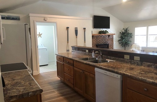 Long Beach Cottage | Coastal Breeze Cottage- walk to beach, restaurants, harbor, downtown!
