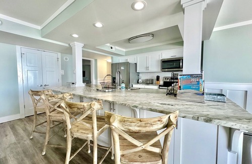 Holiday Beach Condo | Coastal Chic Gulf Front Condo! End Unit PW 912