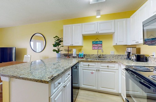 Gulf Place Condo | Coastal condo with free WiFi, on-site pool & hot tub - close to the Gulf sands