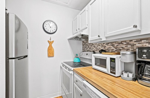 Holiday Isle Apartment | Coastal Condo with heated pool, hot tub, tennis, & beach access