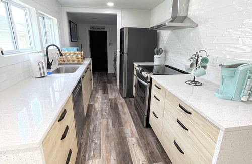 Innerarity Heights House | Coastal Cottage Retreat/Foosball table/Firepit/4 min to beach/Pets OK