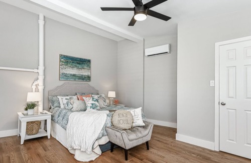 Galveston Cottage | Coastal Cottage with Kids Clubhouse, hammocks & fire pit only 1 mi. from beach!