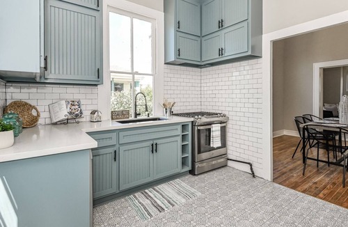 Galveston Cottage | Coastal Cottage with Kids Clubhouse, hammocks & fire pit only 1 mi. from beach!