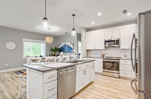 Thomas Drive House | Coastal Cove | 4BR Luxury Home, Walk to Beach, BBQ Patio, Beach Gear Provided