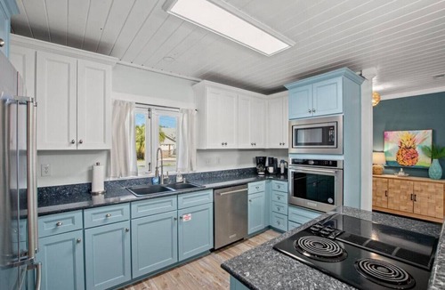 El Centro Beach House | Coastal Cutie: Bch Home 2Blks2Bch, BBQ, Outdoor Twinkle Lights, FREE Activities!