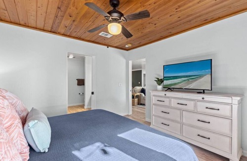El Centro Beach House | Coastal Cutie: Bch Home 2Blks2Bch, BBQ, Outdoor Twinkle Lights, FREE Activities!