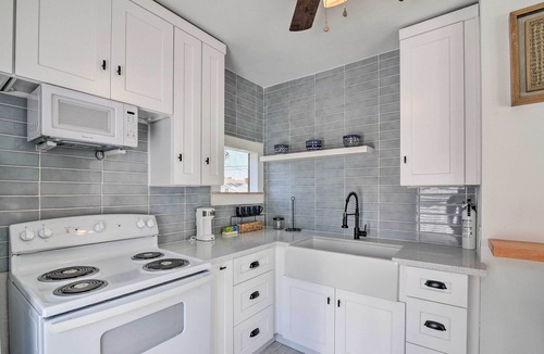 Galveston Cottage | Coastal Galveston Retreat < 1 Mi to Beaches!