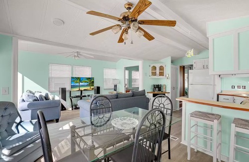 Nettles Island House | Coastal Getaway steps 2 beach!