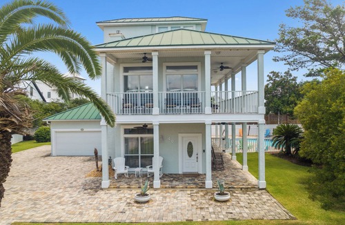 White's Gulfview House | Coastal Retreat w/Private Pool + Firepit | 3-Min Walk to Beach Access | 4 Bikes