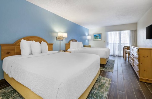 Seabreeze Park Hotel | Coastal Retreat w/Pool and Parking Near Boardwalk & Ocean Walk Shops