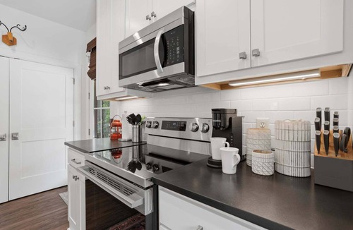 Clinton Cottage | College St. Cottage | 1/1, Washer/Dryer, Walk to Downtown