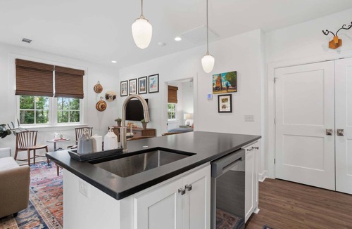 Clinton Cottage | College St. Cottage | 1/1, Washer/Dryer, Walk to Downtown
