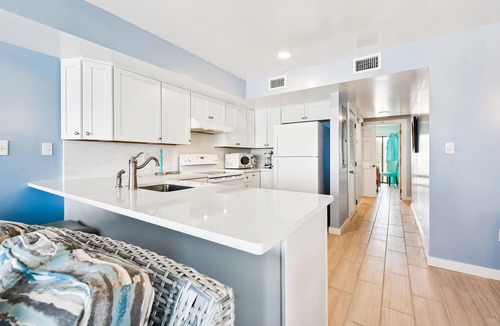 East End House | COME AND ENJOY this beautifully decorated beachfront townhome where you can soak up the sun!