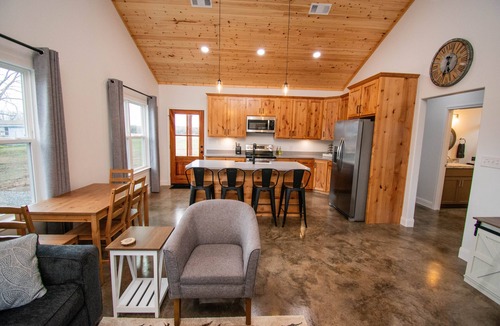 Gober House | Come stay at Two Lakes Cottage just minutes away from Bois d’Arc Lake