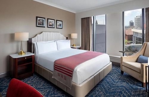 Arts/Warehouse District Hotel | Comfort and Convenience! Private Balcony, Onsite Parking, Near Clay Monument