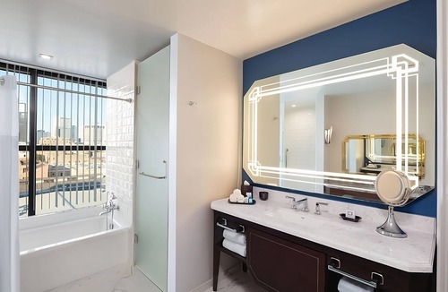 Arts/Warehouse District Hotel | Comfort and Convenience! Private Balcony, Onsite Parking, Near Clay Monument