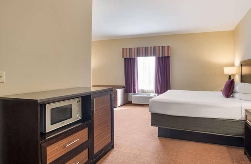 Saint Landry Hotel | Comfort and Convenience at Knights Inn Bunkie! Free Parking, Free Breakfast
