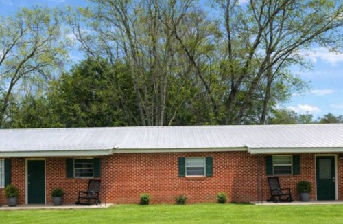Camden Apartment | Comfort first! Enjoy this 3BR one block off Broad St + Lake Dannelly Access