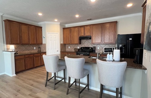 North Houston House | Comfort in Heights Gated 2BR 2.5 BA w Parking, 15 Min to Galleria & Med Center
