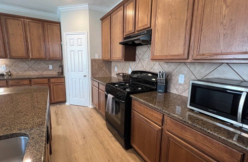 North Houston House | Comfort in Heights Gated 2BR 2.5 BA w Parking, 15 Min to Galleria & Med Center