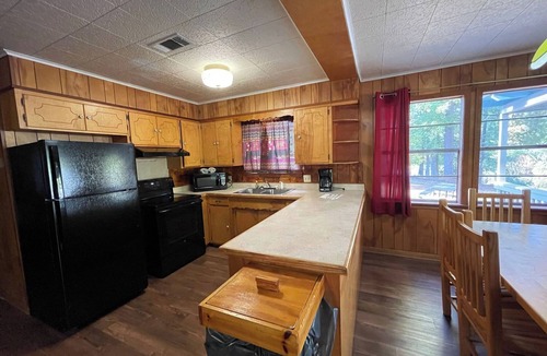 Zwolle Cabin | Comfortable 3-Bedroom Retreat with Fireplace, Full Kitchen & Outdoor Firepit