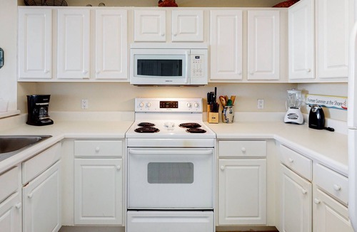 Navarre Beach Condo | Comfortable beachfront condo, beach setup included, quick drive to dining
