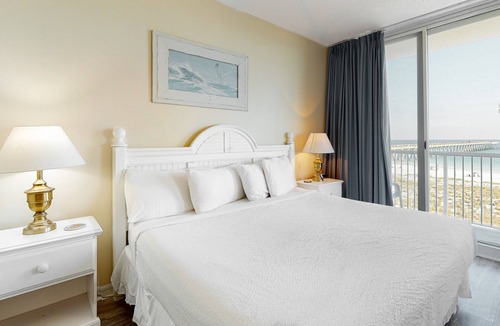 Navarre Beach Condo | Comfortable beachfront condo, beach setup included, quick drive to dining