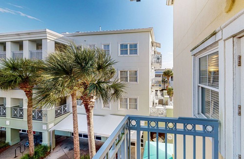 Gulf Place Apartment | Comfortable condo w/kitchenette, community pools & hot tub - walk to the beach