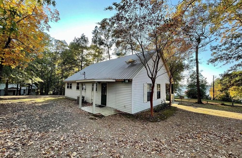 Zwolle Cabin | Comfortable Family Cabin with Vaulted Great Room, Full Kitchen & Outdoor Firepit