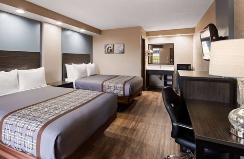 Jasper Hotel | Comfortable Jasper Room Near Dining & Local Attractions + Free Parking & Bfast