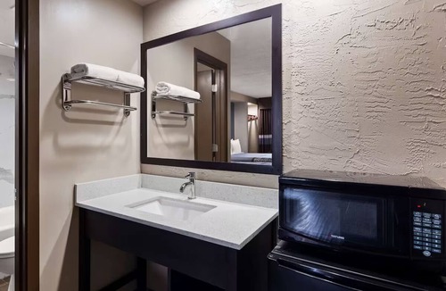 Jasper Hotel | Comfortable Jasper Room Near Dining & Local Attractions + Free Parking & Bfast