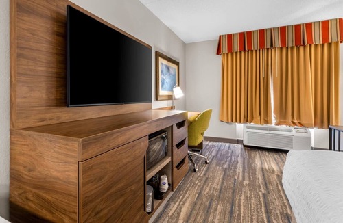 Guntersville Hotel | Comfortable Lake Stay with Free Breakfast, Parking & Access to Outdoor Fun