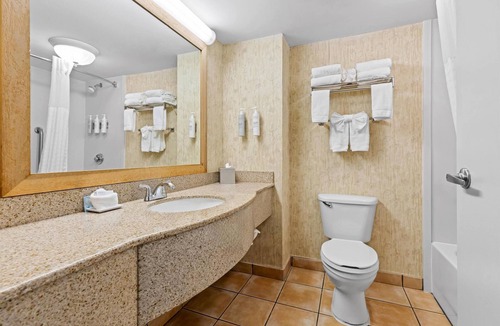 Guntersville Hotel | Comfortable Lake Stay with Free Breakfast, Parking & Access to Outdoor Fun