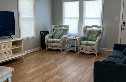 El Lago Cottage | Comfortable new beds, lots of parking, bring the pets, Close to everything.