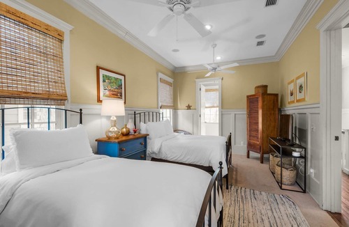 Rosemary Beach Cottage | Comfortably Chic-Cozy Cottage-Great Location to Town Center/Beach 4 Bikes