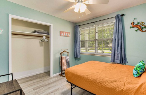 Ferry Pass House | Comfy and Cozy House 3BR 1.5BA - Board games