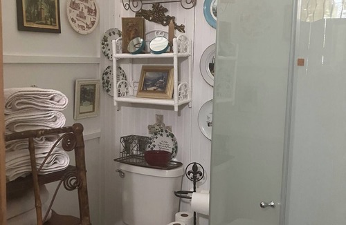 Abbeville Cottage | Comfy quaint 1-bedroom cottage with serene pond area in charming Abbeville