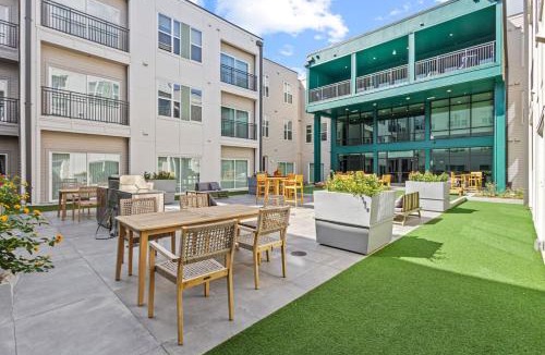 Oak Cliff Apartment | Comfy Suite Bishop Arts Gym, Yoga and Game Rooms