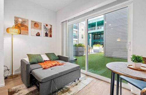 Oak Cliff Apartment | Comfy Suite Bishop Arts Gym, Yoga and Game Rooms