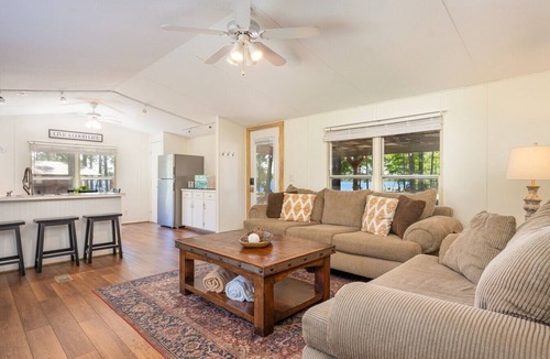 Hemphill House | Commander`s Cove Lakeview House on Toledo Bend