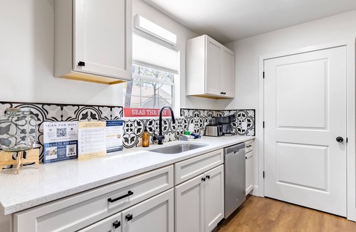 Gulfview Heights House | Commanders Cottage by AvantStay | Free Bikes! Pet Friendly | Newly Renovated!