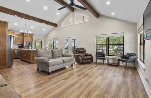 Zavalla House | Concord Hills Waterfront Rental