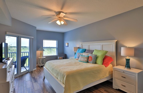 New Smyrna Beach Condo | 🌴🐠Condo w/Short Walk to Private Beach Access 🏖️ & Loaded w/Amenities 🌊🎾🏀