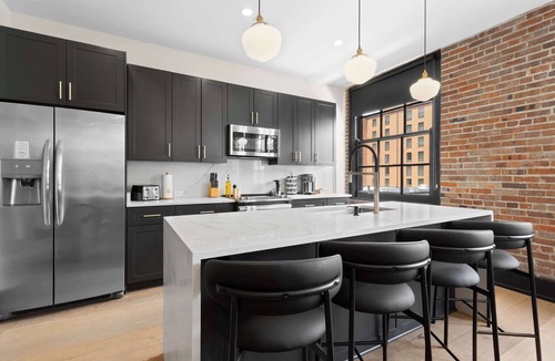 Arts/Warehouse District Apartment | Connecting 6 Bedroom W/ 2 Living Rooms Sleeps 16